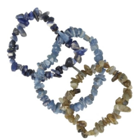 Drie edelsteenarmbanden op een kaartje met het label