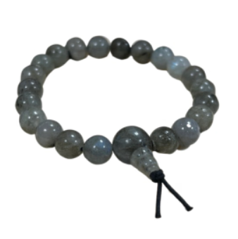 Grijze kralenarmband op een witte achtergrond, geknoopt met een kwastje.