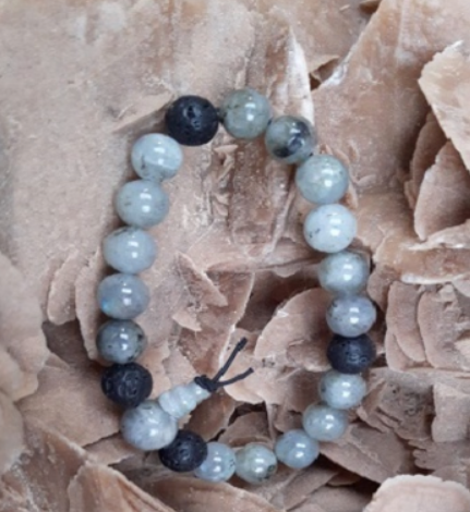 Kralenarmband met lichtgrijze en zwarte stenen kralen.