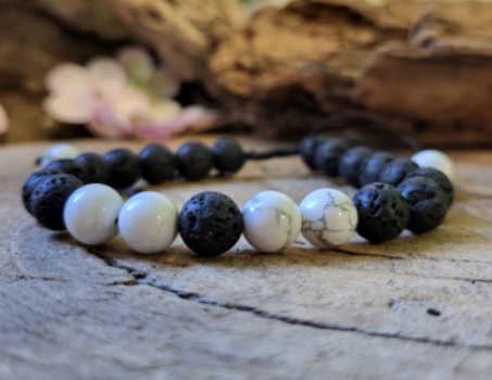 Zwart-witte kralenarmband met verstelbaar koord.