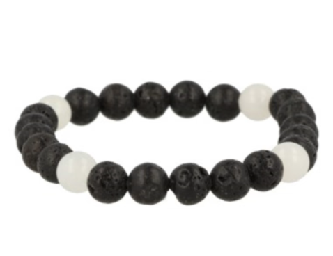 Armband met zwarte en witte kralen. Lavasteenkralen worden afgewisseld met witte kralen.