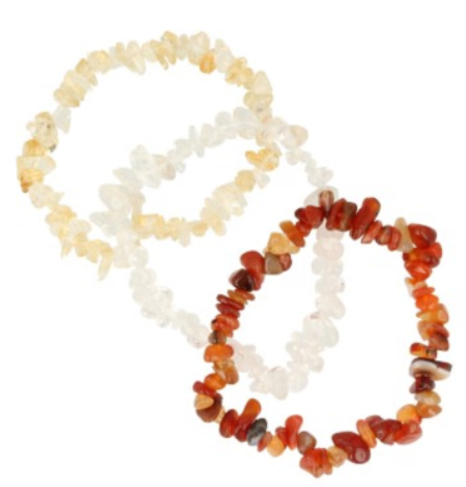 Armbanden met oranje, rode en heldere stenen. De tekst luidt