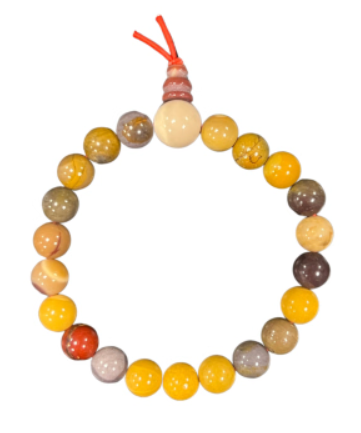 Kralenarmband met een witte kraal en een rood kwastje.