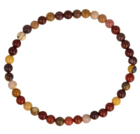 Twee armbanden van kleurrijke kralen op een wit oppervlak, met een gouden stof op de achtergrond.