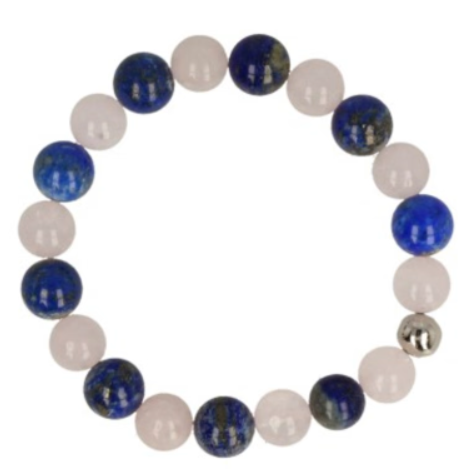 Armband met blauwe en witte edelstenen kralen op een houten oppervlak.