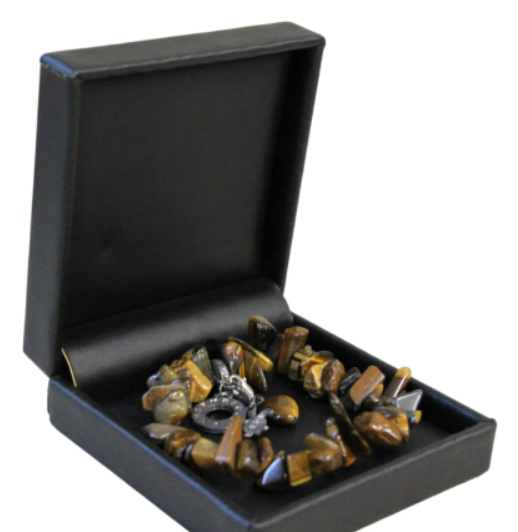 Armband met tijgeroogstenen in een zwart sieradendoosje.