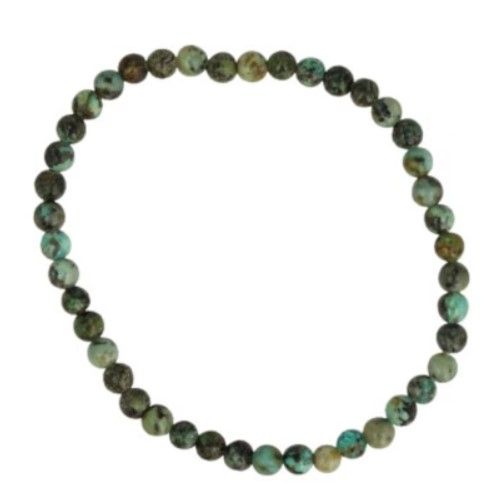 Twee turquoise kralenarmbanden op een witte steen gewikkeld, tegen een gouden achtergrond.