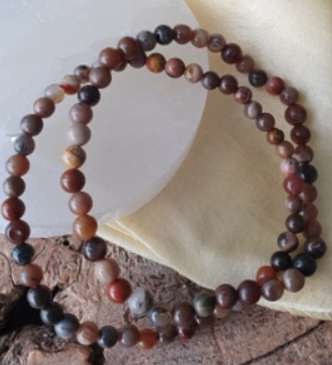 Armband van bruine en bruine kralen.