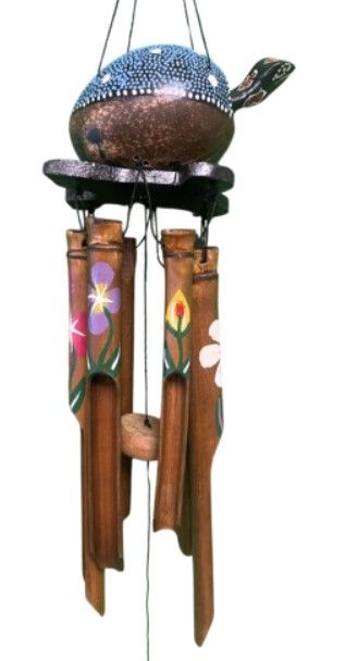 Windgong in de vorm van een schildpad, kokosnootschaal met blauw, wit stippenpatroon, bamboegong, bloemmotieven, voor buiten.