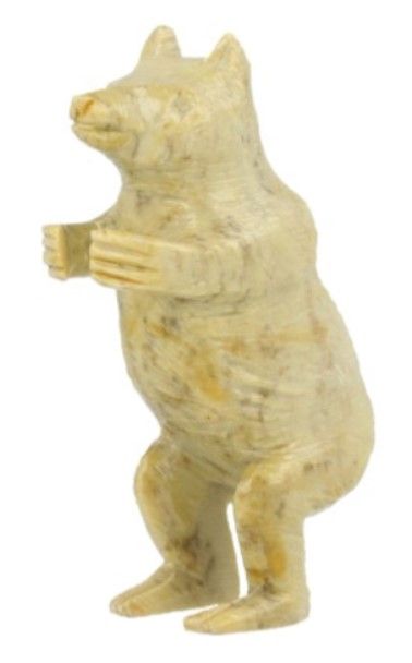 Een stenen beer, staand op zijn achterpoten en met de poten omhoog. Beige tegen een houten achtergrond.