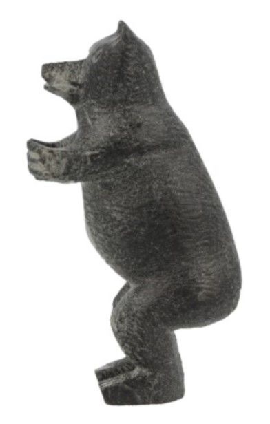 Stenen beeld van een rechtopstaande, donkergrijze beer met een kleine bek en uitgestrekte poten.