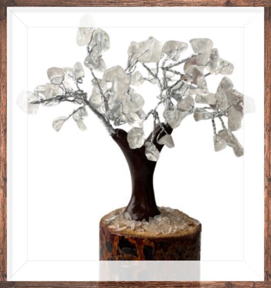 Kristallen boomsculptuur met heldere kwartsbladeren, bruine stam en houten voet.