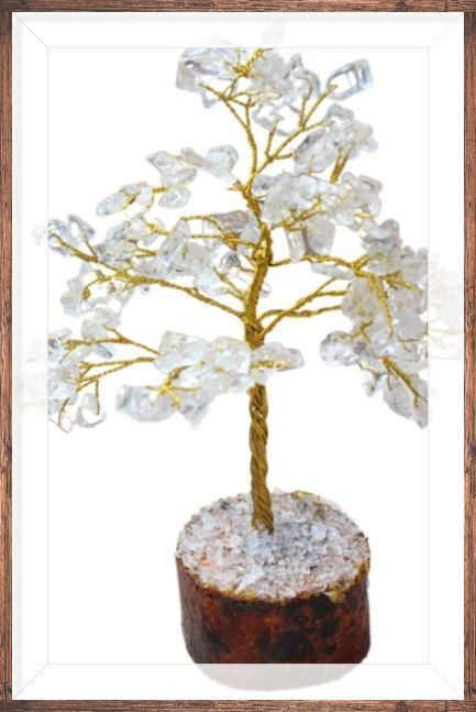 Kristallen boomsculptuur in een houten frame.