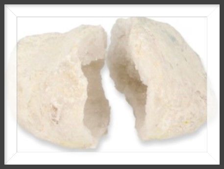 Twee witte, onregelmatig gevormde stenen, mogelijk kwarts of iets dergelijks, op een witte achtergrond.