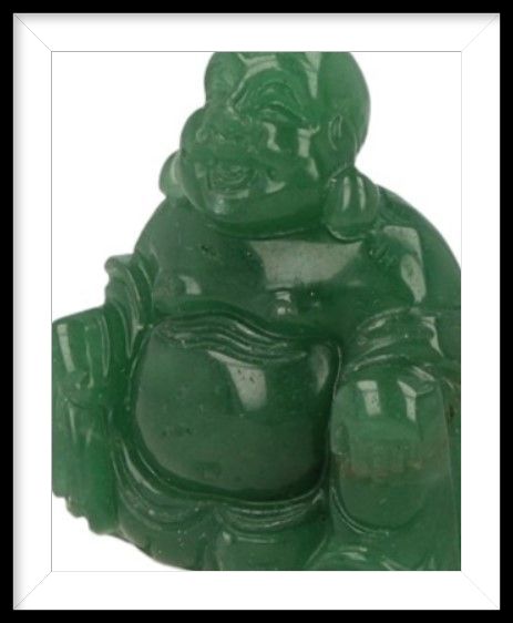 Groene jade lachende Boeddha, witte lijst, witte achtergrond.