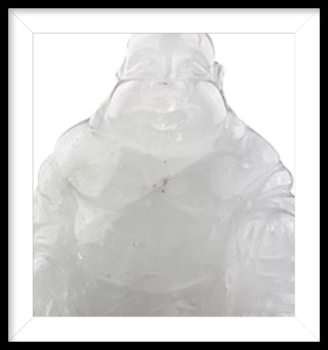 Lachend, doorschijnend, kristallen Boeddhabeeld tegen een zwarte achtergrond, omlijst met wit.