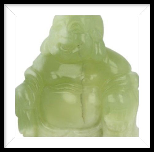 Jade Boeddhabeeld met een lachende uitdrukking, lichtgroene tint.