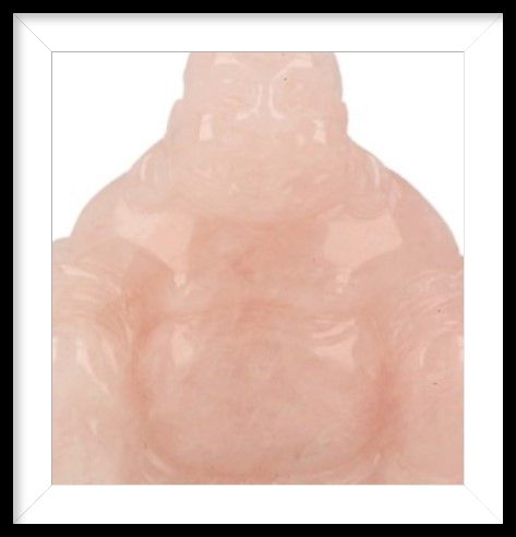 Boeddhabeeld van roze rozenkwarts op een zwarte, omlijste, witte achtergrond.