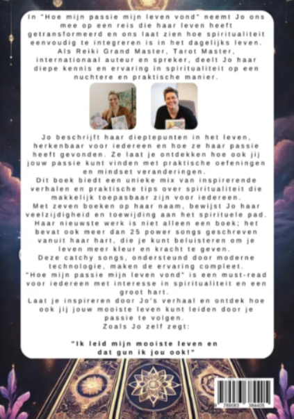 Omslag van het boek met een silhouet dat naar het licht toe loopt, een Boeddhabeeld en tarotkaarten.