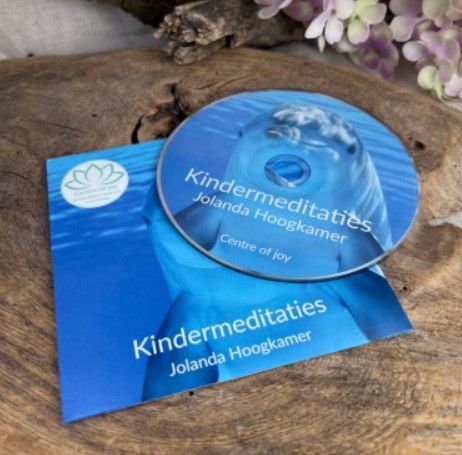 Dolfijn die naar de camera lacht, met de tekst 