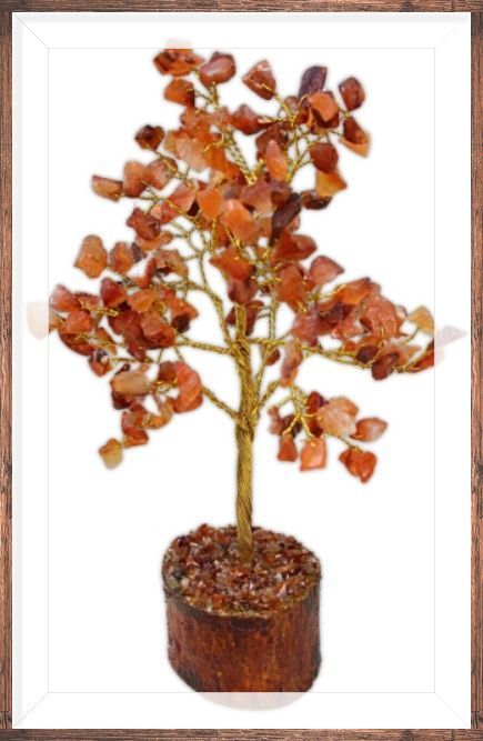 Een klein, oranje kristallen boomsculptuur in een houten pot op een houten voet, met lijst.