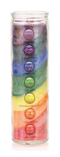 Chakrakaars in een glazen pot met regenboogkleurige lagen en een doosje met het yin-yangsymbool.