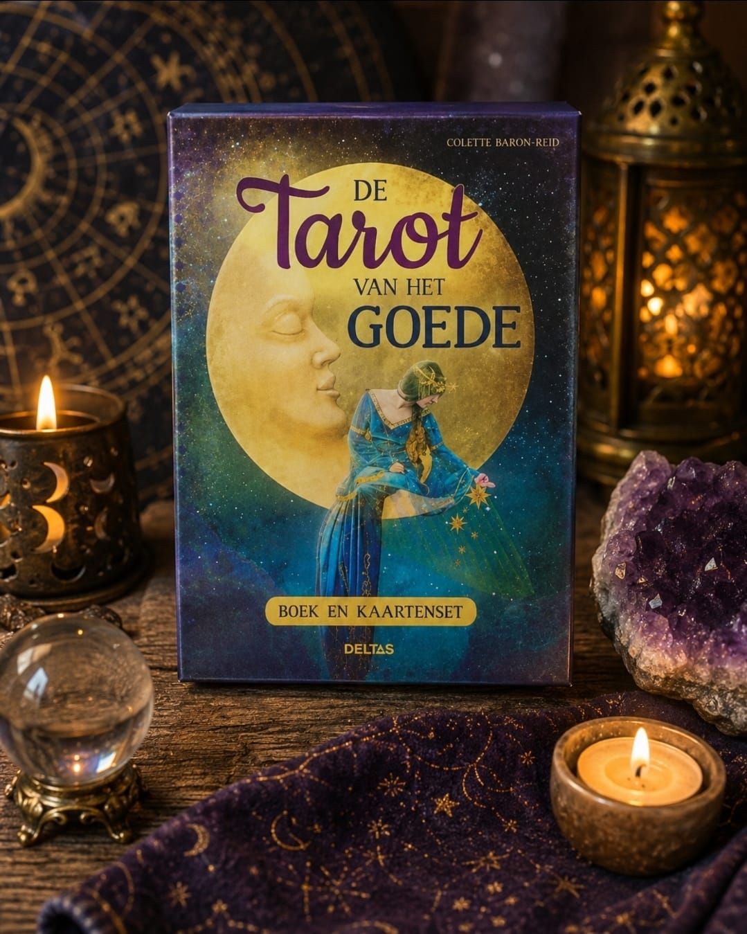 Een doos met tarotkaarten op een paarse stoffen ondergrond, verlicht door kaarsen en kristallen in een mystieke omgeving.
