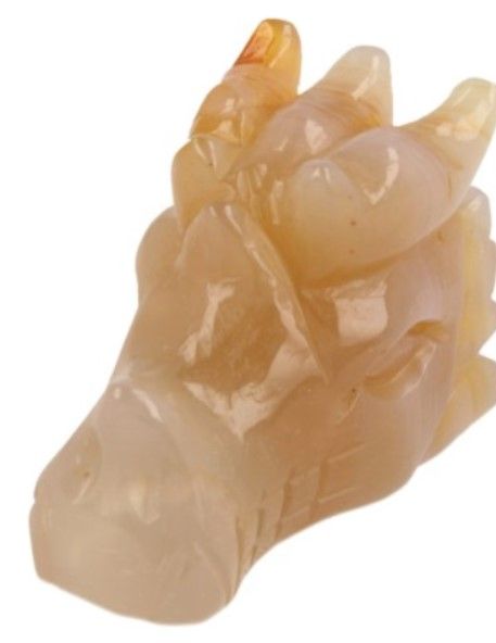 Twee kleine, op hout gesneden drakenkoppen met roze bloemen op de achtergrond.