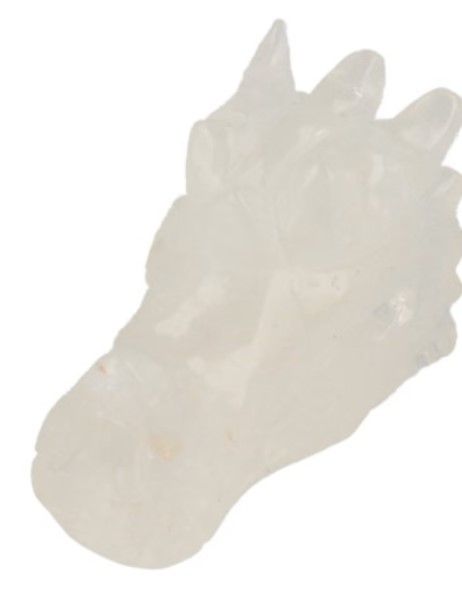 Twee drakenbeelden van helder kwarts op hout, met bloemen en een kristallen bol.