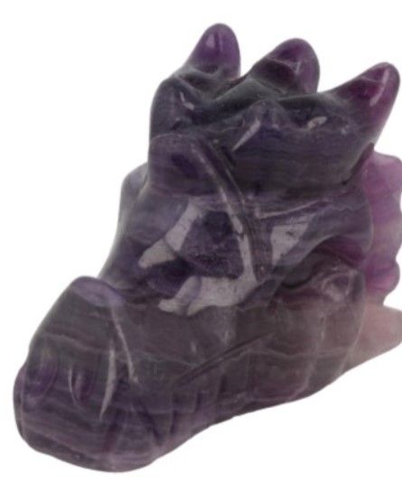 Twee gesneden amethist drakenkoppen met roze bloemen op een houten oppervlak.