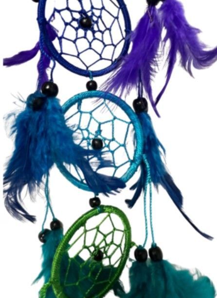 Een dromenvanger in regenboogkleuren, met veren in de kleuren paars, blauw, groen, geel, oranje en rood.