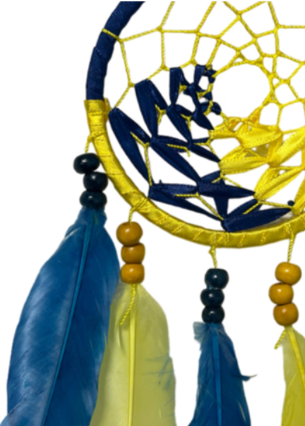 Dromenvanger in marineblauw en geel, met veren en kralen.