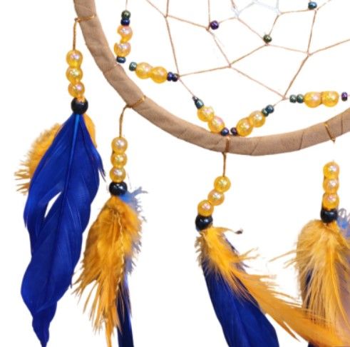 Dromenvanger met bruine ring, web, gele en blauwe veren en kralen.