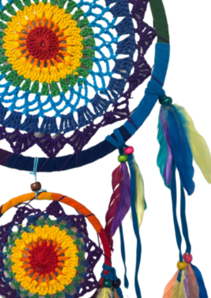 Dromenvanger met drie geweven kleurrijke cirkels en veren.