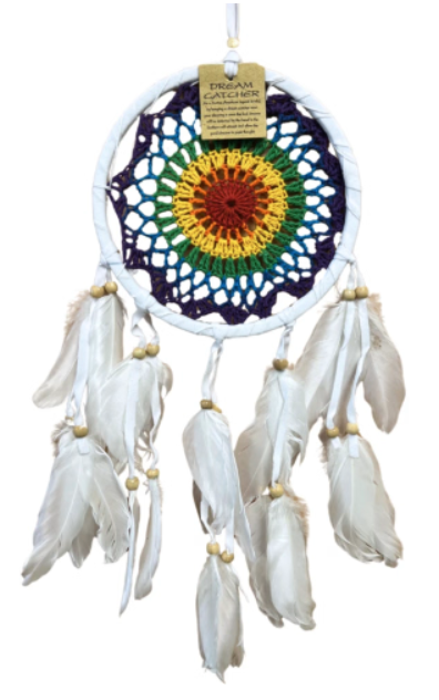 Gehaakte regenboogdromenvanger met witte veren.