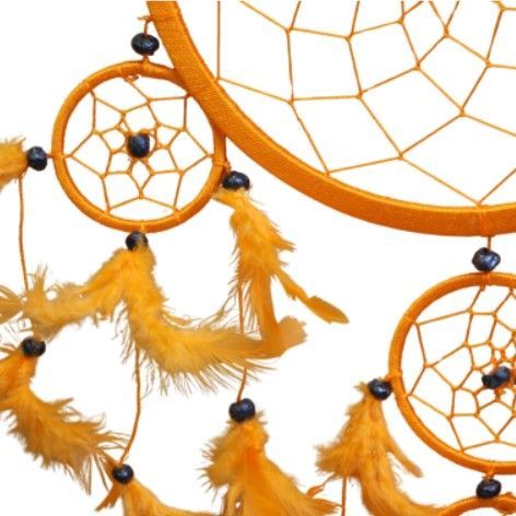 Gele dromenvanger met meerdere cirkels en veren, hangend aan een witte muur.