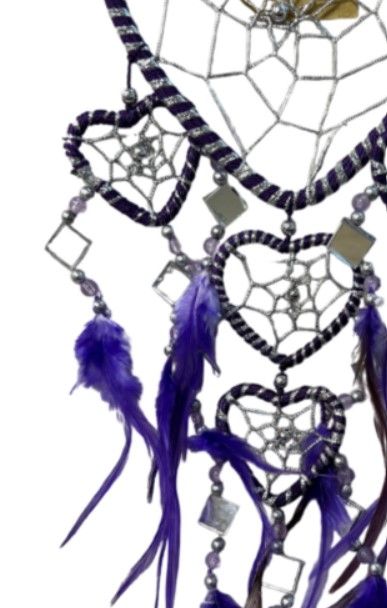 Dromenvanger in de vorm van een hart, met paarse veren, versierd met hartjes en zilveren accenten.