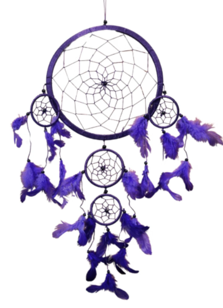 Paarse dromenvanger met veren, tegen een houten achtergrond en witte bloemen.