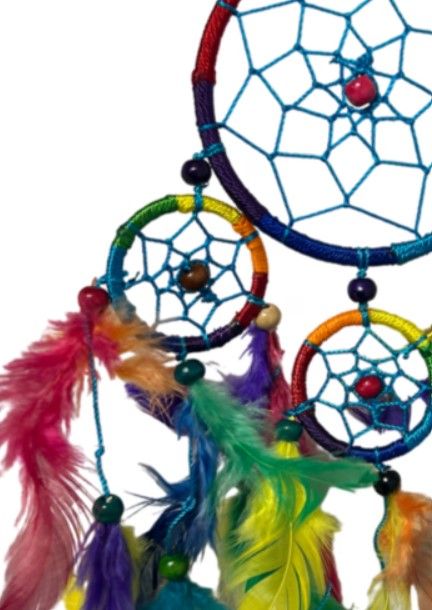 Regenboogdromenvanger met veren, hangend.