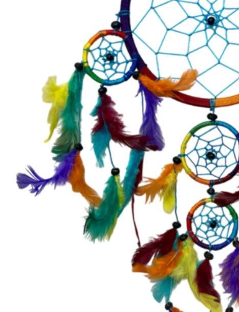 Dromenvanger in regenboogkleuren met drie kleinere cirkels die onder de grootste hangen, versierd met veren.