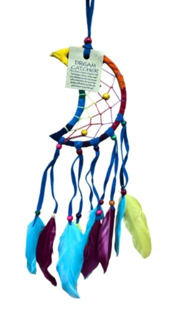 Kleurrijke dromenvanger in de vorm van een halve maan met veren en kralen.