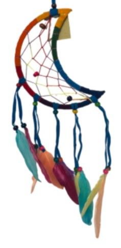 Dromenvanger in de vorm van een regenboogsikkel met kralen en veren.