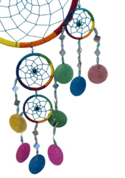 Kleurrijke regenboogdromenvanger met meerdere kleine cirkels en hangende kralen.