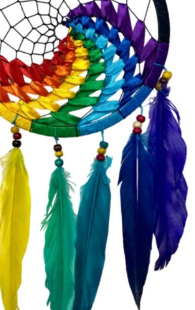 Dromenvanger in regenboogkleuren met daaronder hangende veren, een spiraal in het midden en een zwarte ring.