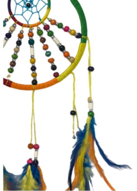 Dromenvanger in regenboogkleuren met blauwe verenkwastjes en kralendetails.