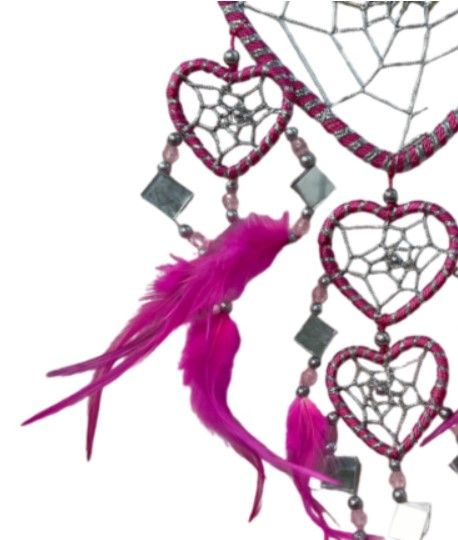 Roze dromenvanger in de vorm van een hart, met veren en kralenaccenten.