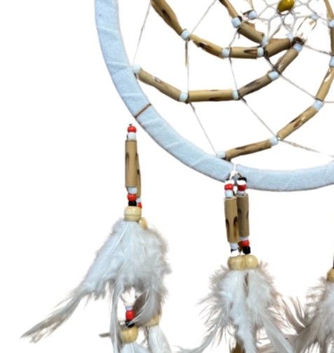 Witte dromenvanger met spiraalvormig web, houten kralen en verenkwasten.