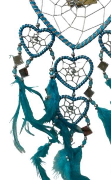 Blauwe hartvormige dromenvanger met veren en kralen.