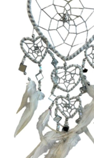 Witte dromenvanger in de vorm van een hart, met een ingewikkeld webontwerp, hangende veren en kralen.