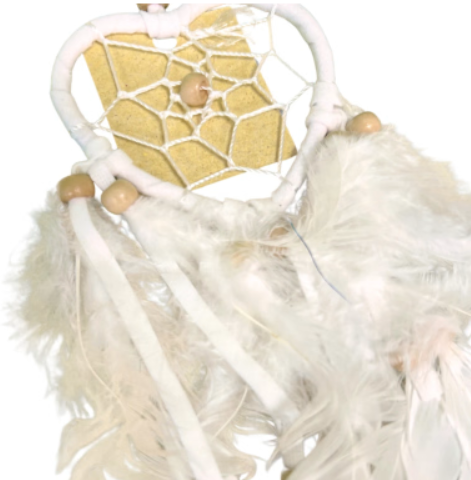 Witte dromenvanger in de vorm van een hart met veren hangt tegen een witte muur.